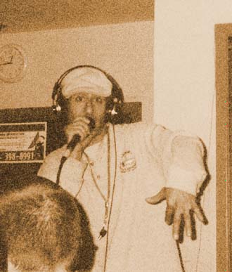 MC Abdominal on the mic at the WEFUNK 250th show, 2002